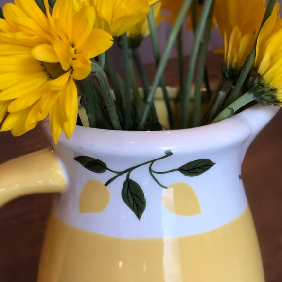 ♦️SOLD♦️Yellow and white pitcher/vase - Picture 3 of 5